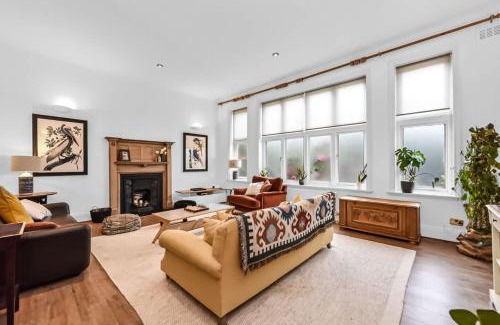 Frognal and Fitzjohns Maison | Beautiful 4 bed in Hampstead with Garden & Parking