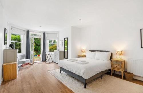 Frognal and Fitzjohns Maison | Beautiful 4 bed in Hampstead with Garden & Parking