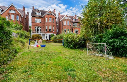 Frognal and Fitzjohns Maison | Beautiful 4 bed in Hampstead with Garden & Parking