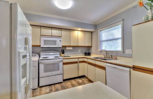Champaign Maison | Beautiful 4 bedroom 2 full bathroom close to everything!