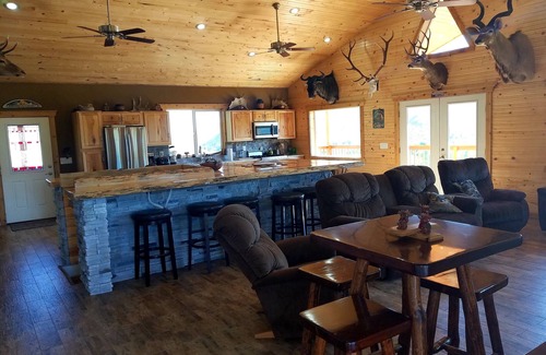 Corral Cabine | Beautiful 4-bedroom cabin with WiFi, AC in superb Fairfield