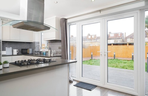 Chadwell Heath Maison | Beautiful 4 Bedroom House Immaculate Condition. Just Refurbished House.