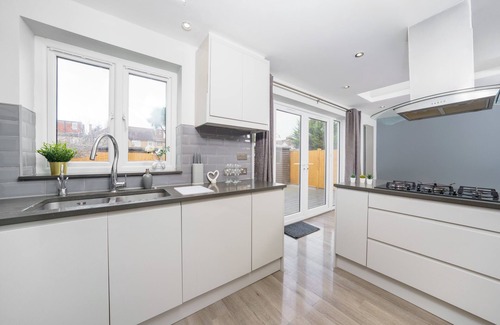 Chadwell Heath Maison | Beautiful 4 Bedroom House Immaculate Condition. Just Refurbished House.