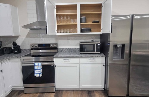 Columbus Maison | Beautiful 4 Bedroom Vacation Home in Columbus Ohio with Garage Parking