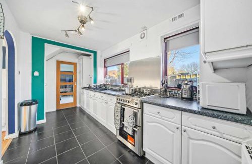Rugby Maison | Beautiful 4 Bedroom Home with Parking in Rugby