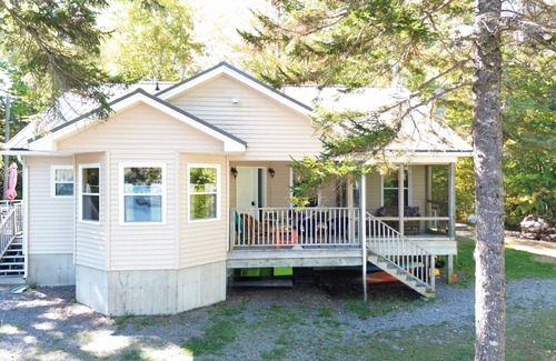 Saint Patrick Cottage | Beautiful 4 Season Lakefront Cottage on quiet Lily Lake