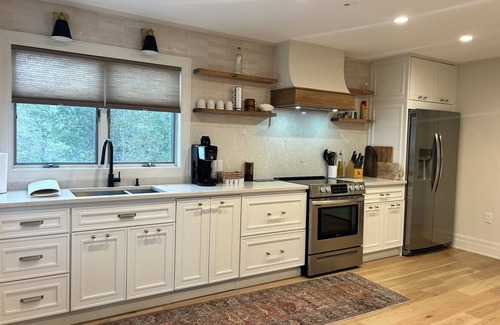 Athens Maison | Beautiful 5-bedroom close to skiing, Hudson and indoor fireplace