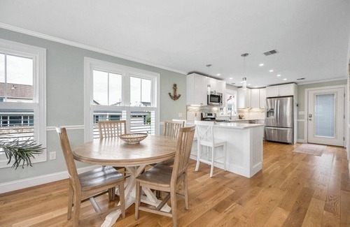 Seabrook Maison | Beautiful 5-bedroom house Steps to Seabrook beach!