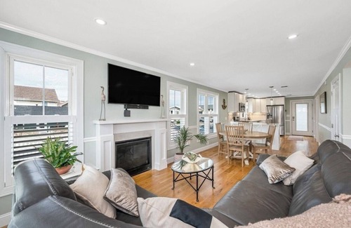 Seabrook Maison | Beautiful 5-bedroom house Steps to Seabrook beach!