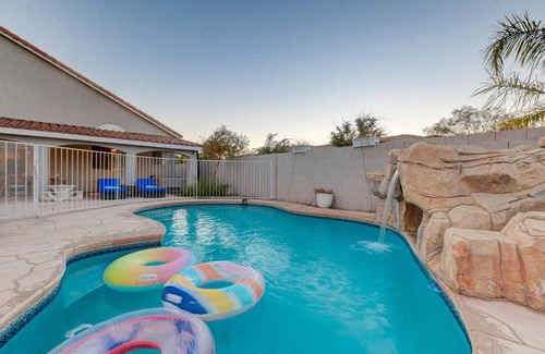 Silverado Ranch Maison | Beautiful 5BR w/King Beds, Pool & Hot Tub, Games