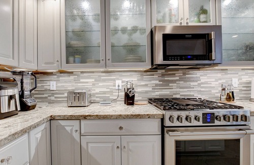 Silverado Ranch Maison | Beautiful 5BR with King Beds, Private Pool & Hot Tub, and a Casita with Games.
