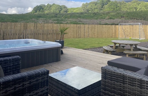 Taynuilt Maison | Beautiful 6 bedroom home with hot tub near Oban