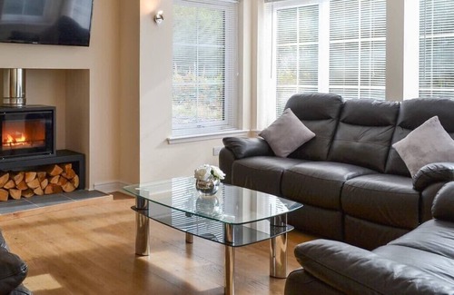 Taynuilt Maison | Beautiful 6 bedroom home with hot tub near Oban