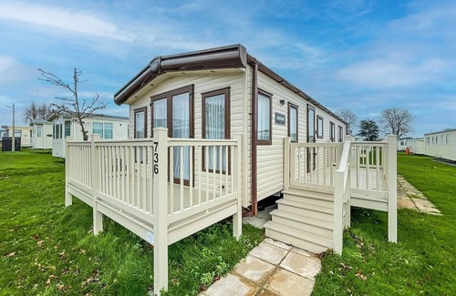 Clacton-on-Sea Maison | Beautiful 6 berth caravan with decking at Valley Farm Holiday Park ref 46736V