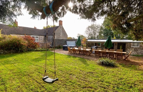 East Horrington Maison | Beautiful 7 bedroom house with hottub, wifi and parking near Bath/Wells/Frome