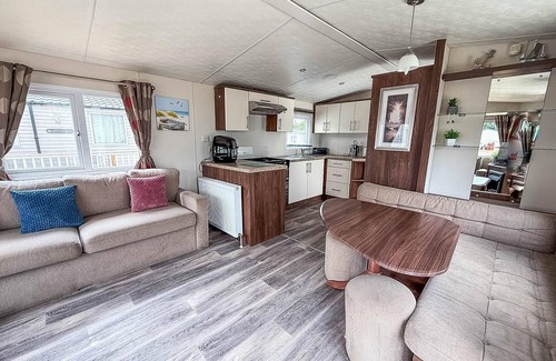 Hopton Maison | Beautiful 8 berth caravan with decking at Caldecott Park, Norfolk ref 91046C