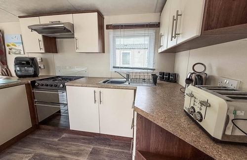 Hopton Maison | Beautiful 8 berth caravan with decking at Caldecott Park, Norfolk ref 91046C