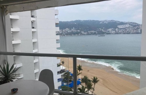 Club Deportivo Appartement | Beautiful apartment on the beach overlooking the beautiful Acapulco Bay.