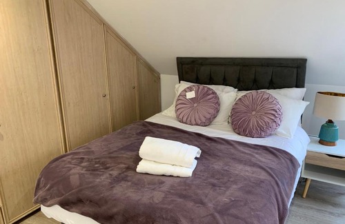 Loxford Maison | Beautiful All room En-suite 4 bedrooms house , Free parking, WiFi, Corporate, Contractors, Family relocation, CONTACT US FOR LONG TERM RATE