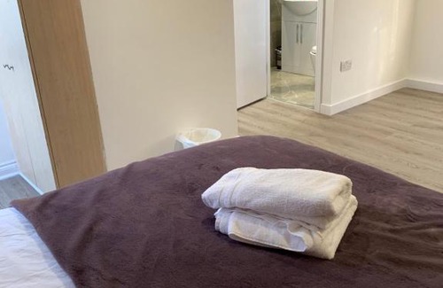 Loxford Maison | Beautiful All room En-suite 4 bedrooms house , Free parking, WiFi, Corporate, Contractors, Family relocation, CONTACT US FOR LONG TERM RATE