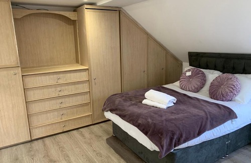 Loxford Maison | Beautiful All room En-suite 4 bedrooms house , Free parking, WiFi, Corporate, Contractors, Family relocation, CONTACT US FOR LONG TERM RATE