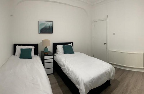 Loxford Maison | Beautiful All room En-suite 4 bedrooms house , Free parking, WiFi, Corporate, Contractors, Family relocation, CONTACT US FOR LONG TERM RATE