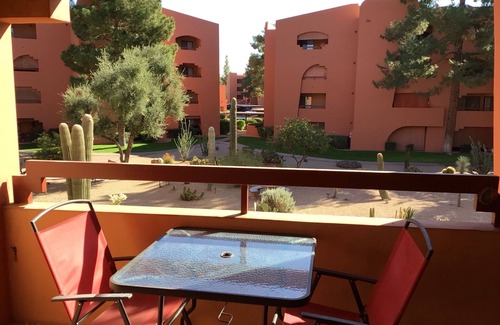 Paradise Valley Village Copropriété | Beautiful Anasazi Village Condo. Close to Restaurants, Shopping and Golf.