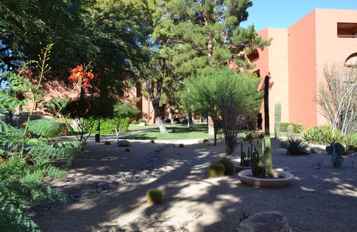 Paradise Valley Village Copropriété | Beautiful Anasazi Village Condo. Close to Restaurants, Shopping and Golf.