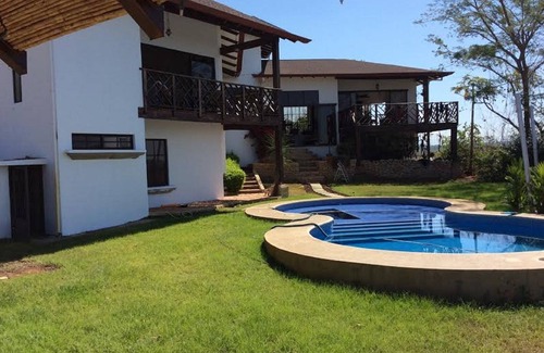 San Miguel Appartement | Hermosa propiedad y cómodo en las montañas con vistas al mar!