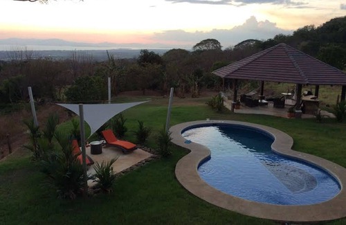 San Miguel Appartement | Hermosa propiedad y cómodo en las montañas con vistas al mar!