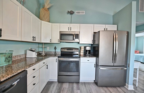 Clearwater Cottage | Beautiful and Completely Renovated 2 Bedroom/1.5 Bathroom Cottage nestled near the Beach! Pool, Tennis, WIFI and more!