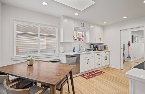 South Tacoma Maison | Beautiful and Pet-friendly One-Story Heaven for Families