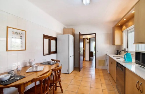 Areias de Sao Joao Villa | Belle et spacieuse villa près de la plage avec piscine clôturée, WiFi et A / C