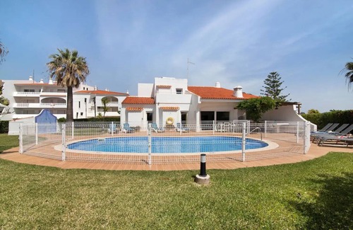Areias de Sao Joao Villa | Belle et spacieuse villa près de la plage avec piscine clôturée, WiFi et A / C