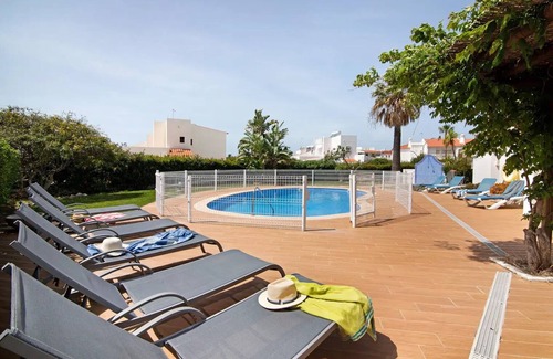 Areias de Sao Joao Villa | Belle et spacieuse villa près de la plage avec piscine clôturée, WiFi et A / C