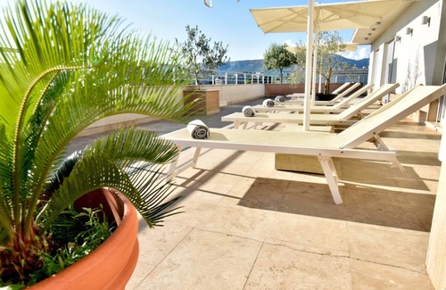 Znjan Appartement | Beautiful and spacious penthouse with big terrace with sea view!