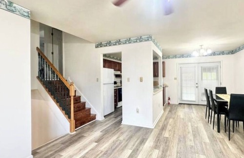 Mechanicsville Maison | Beautiful and spacious 4-bedroom home in Danville, with WiFi and AC.