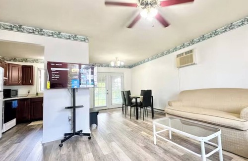 Mechanicsville Maison | Beautiful and spacious 4-bedroom home in Danville, with WiFi and AC.