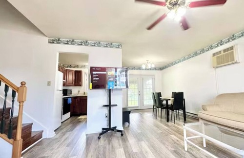 Mechanicsville Maison | Beautiful and spacious 4-bedroom home in Danville, with WiFi and AC.
