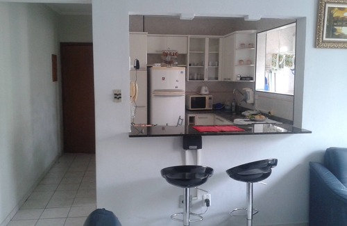 Tupi Appartement | Belle Ap pour 7 personnes w / suite, balcon, protection d'écran, garag, wi-fi et kit de plage