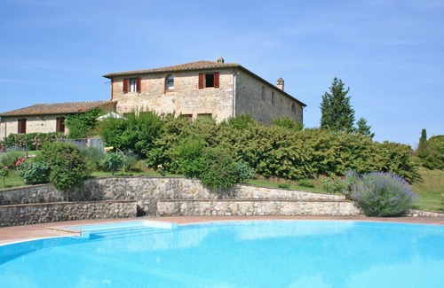 Monteroni d'Arbia Appartement | Agréable appartement avec WIFI, piscine, vue panoramique et parking, près de Sienne