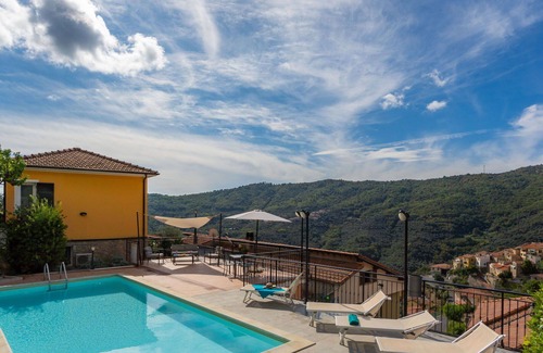 Pietrabruna Appartement | Agréable appartement pour 18 personnes avec piscine privée, WIFI, TV, patio et vue panoramique