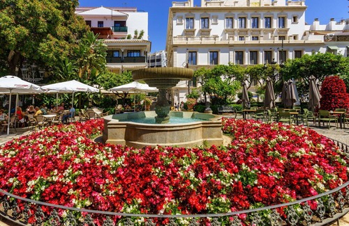 Urbanizacion Puerto de Estepona Appartement | Beautiful apartment for 6 guests with A/C, WIFI, hot tub, pool, TV, terrace and parking