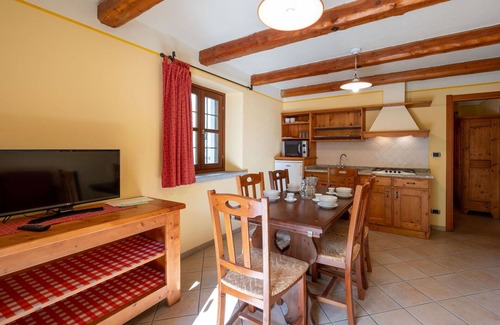 Sampeyre Appartement | Confortable appartement pour 4 personnes avec WIFI, piscine, TV et terrasse