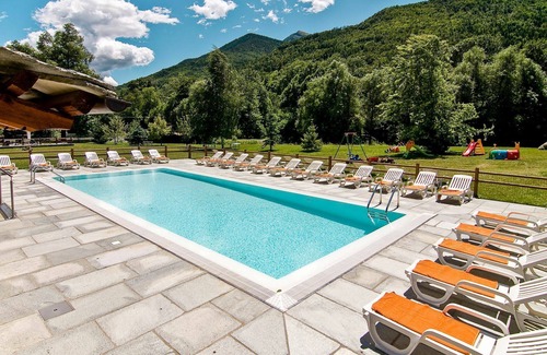 Sampeyre Appartement | Confortable appartement pour 4 personnes avec WIFI, piscine, TV et terrasse