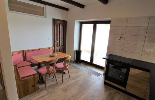 Zupanovice Appartement | Joli appartement pour 9 personnes avec WIFI, piscine, TV, patio et animaux admis