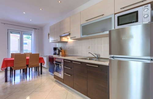 Cancini Appartement | Joli appartement pour 4 personnes avec climatisation, WIFI, TV, terrasse et parking