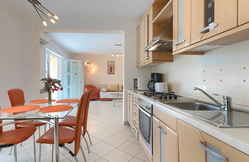 Debeljuhi Appartement | Bel appartement pour 8 personnes avec WIFI, climatisation, piscine, TV et terrasse