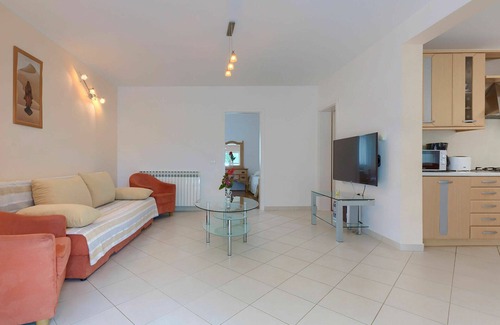Debeljuhi Appartement | Bel appartement pour 8 personnes avec WIFI, climatisation, piscine, TV et terrasse