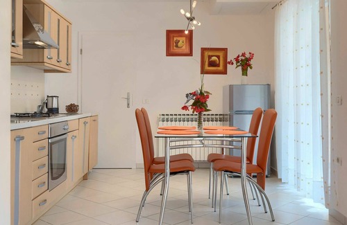 Debeljuhi Appartement | Bel appartement pour 8 personnes avec WIFI, climatisation, piscine, TV et terrasse